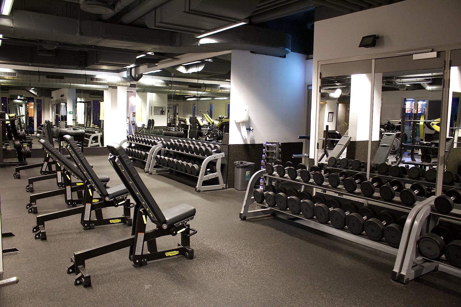 Krachtzaal met halterbanken en dumbbells bij Knetemann Quality Fitness Zoetermeer